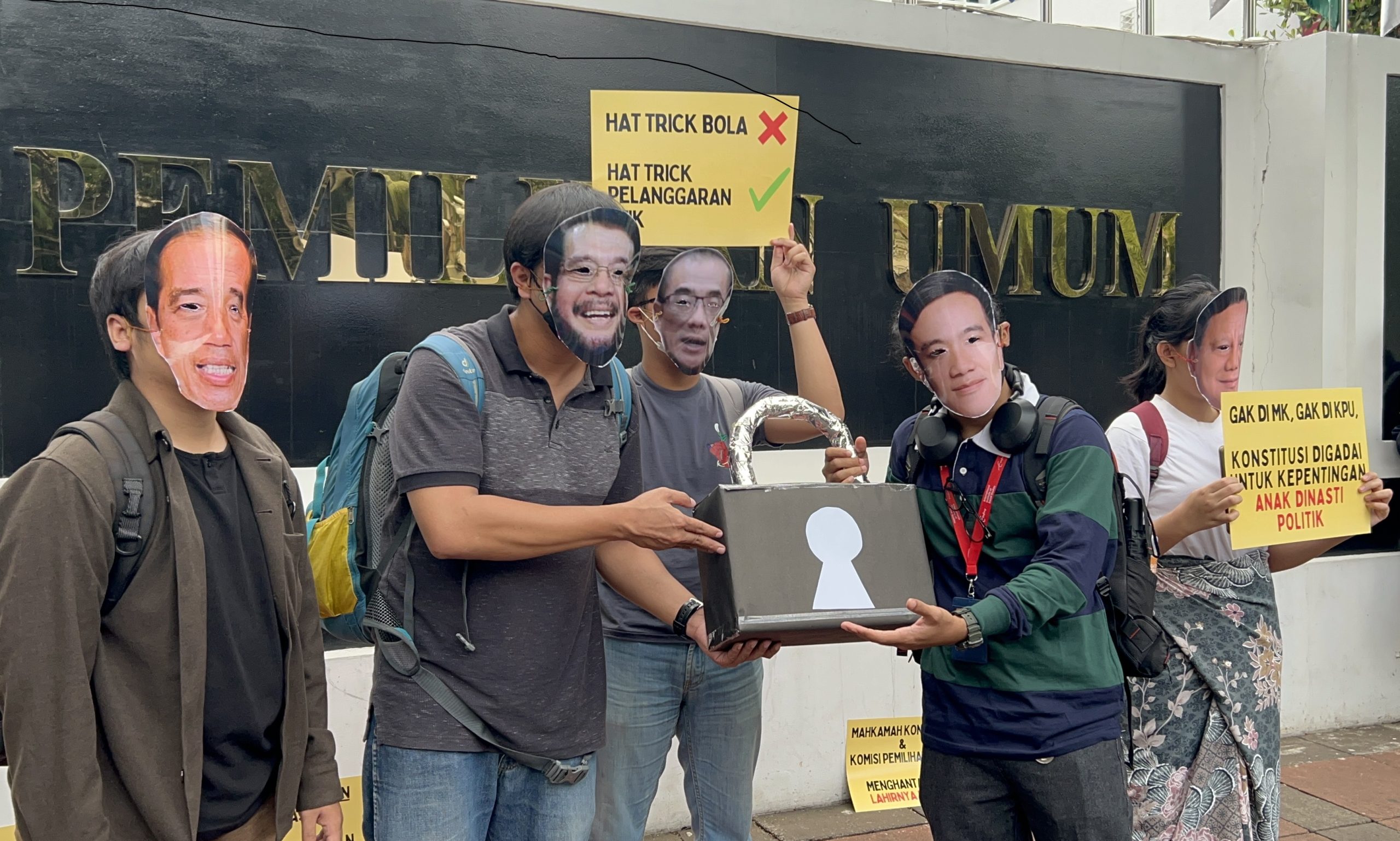 Aksi Teatrikal Koalisi Pemilu Bersih di Kantor KPU