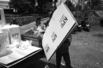 Anggota Pengawas Pemilu, Binmas polisi, dan Babinsa TNI mengawal distribusi logistik Pilkada di TPS Kampung Bojongasih, Kecamatan Dayeuhkolot, Kabupaten Bandung, Jawa Barat, 26 November 2024. TPS di kampung rawan banjir di pinggir Sungai Citarum ini menempatkan empat TPS di area paling tinggi agar terhindar banjir sebagai antisipasi. Pekan lalu kawasan Dayeuhkolot tergenang banjir luapan Sungai Citarum dengan ketinggian air antara 70 sampai 150 cm. Prima mulia